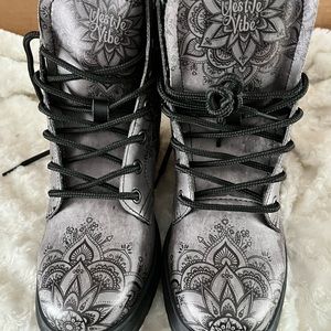 Yes We Vibe Boots size 6.5